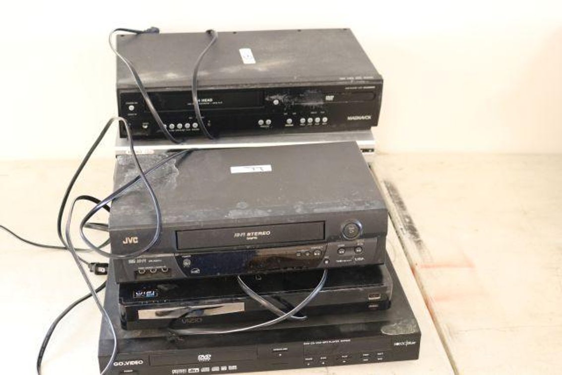 DVD AND VHS TAPE PLAYERS