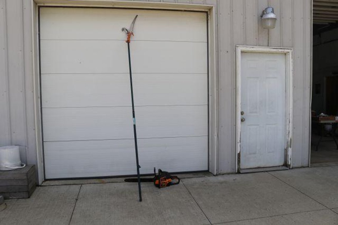 PRO POULAN CHAIN SAW AND POLE PRUNER