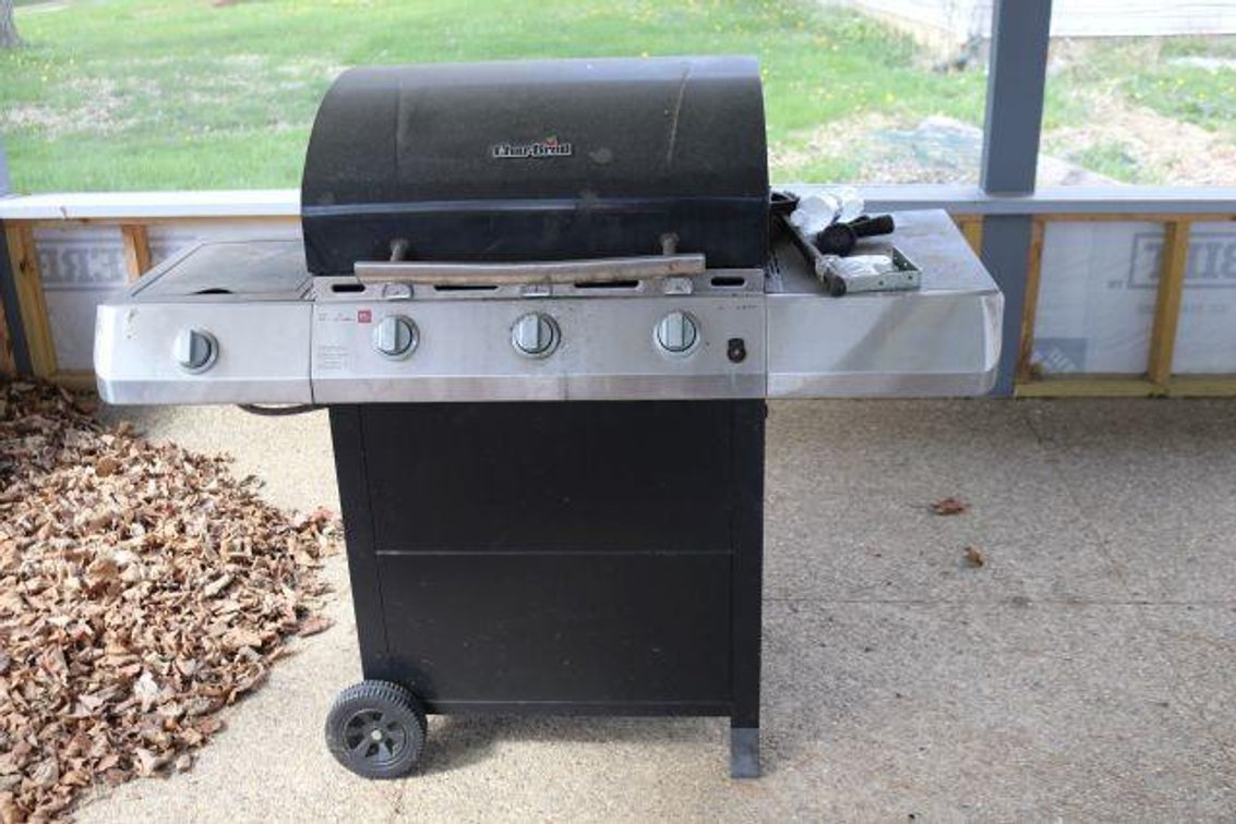 CHAR-BROIL PROPANE GRILL