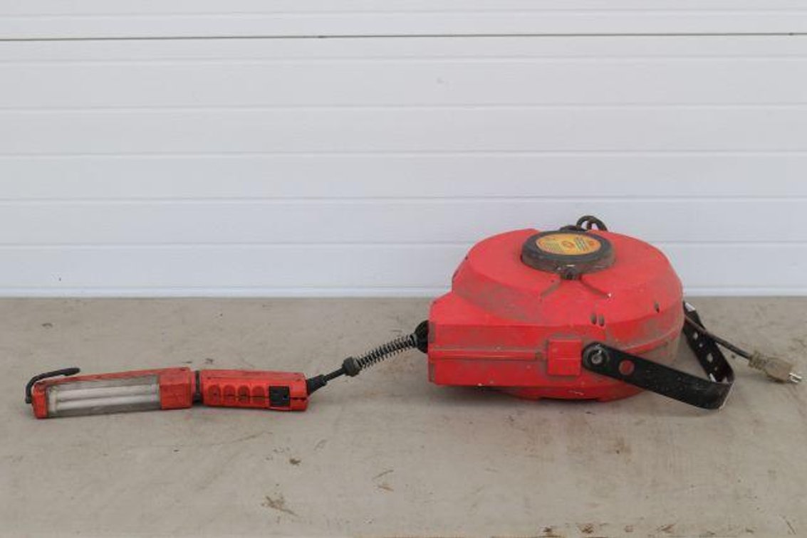 REEL LIGHT AND OUTLET
