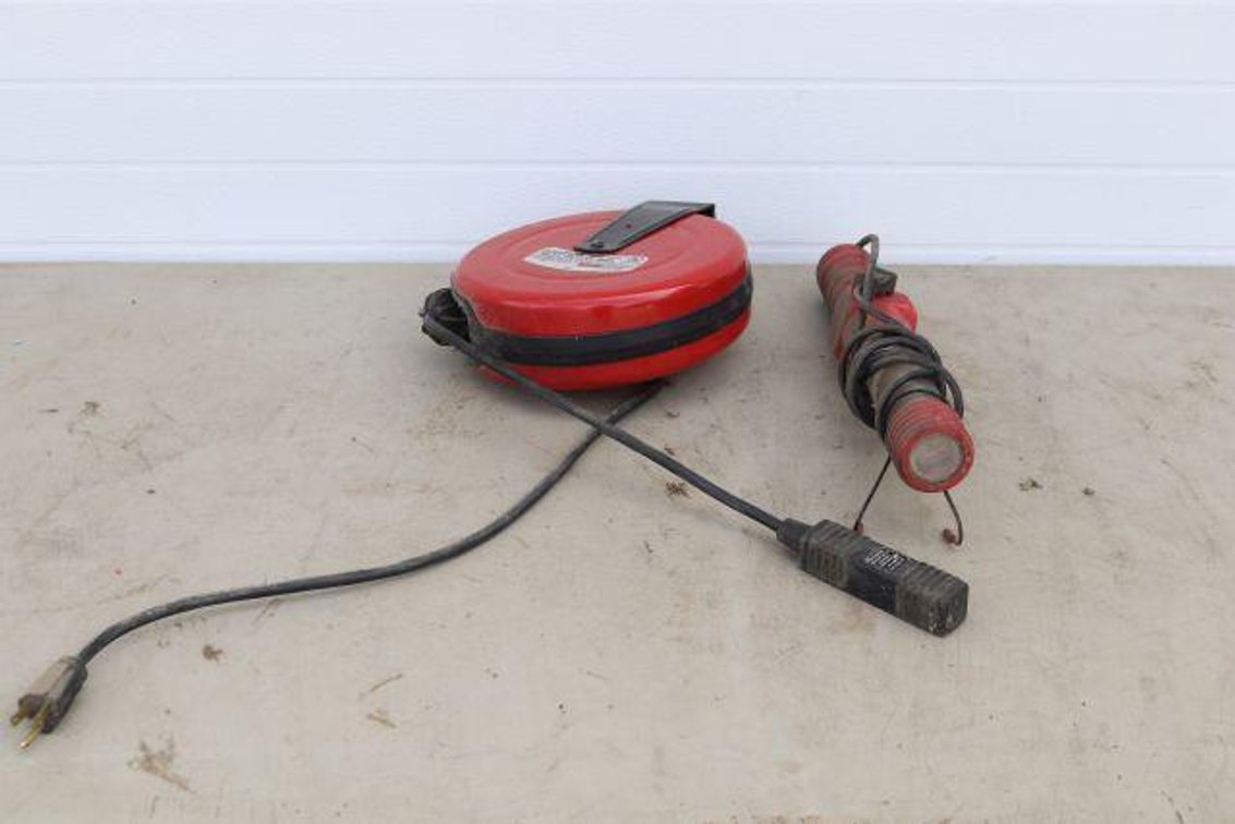 OUTLET REEL W/ SEPERATE LIGHT