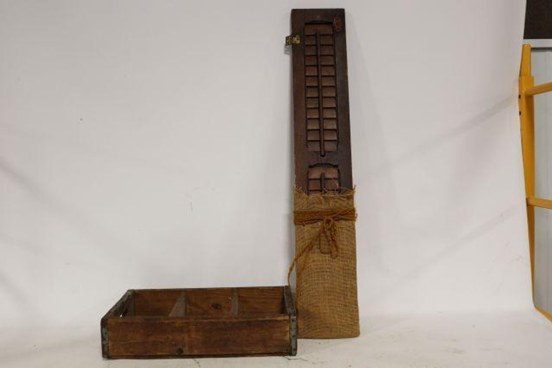 CRATE AND SHUTTER