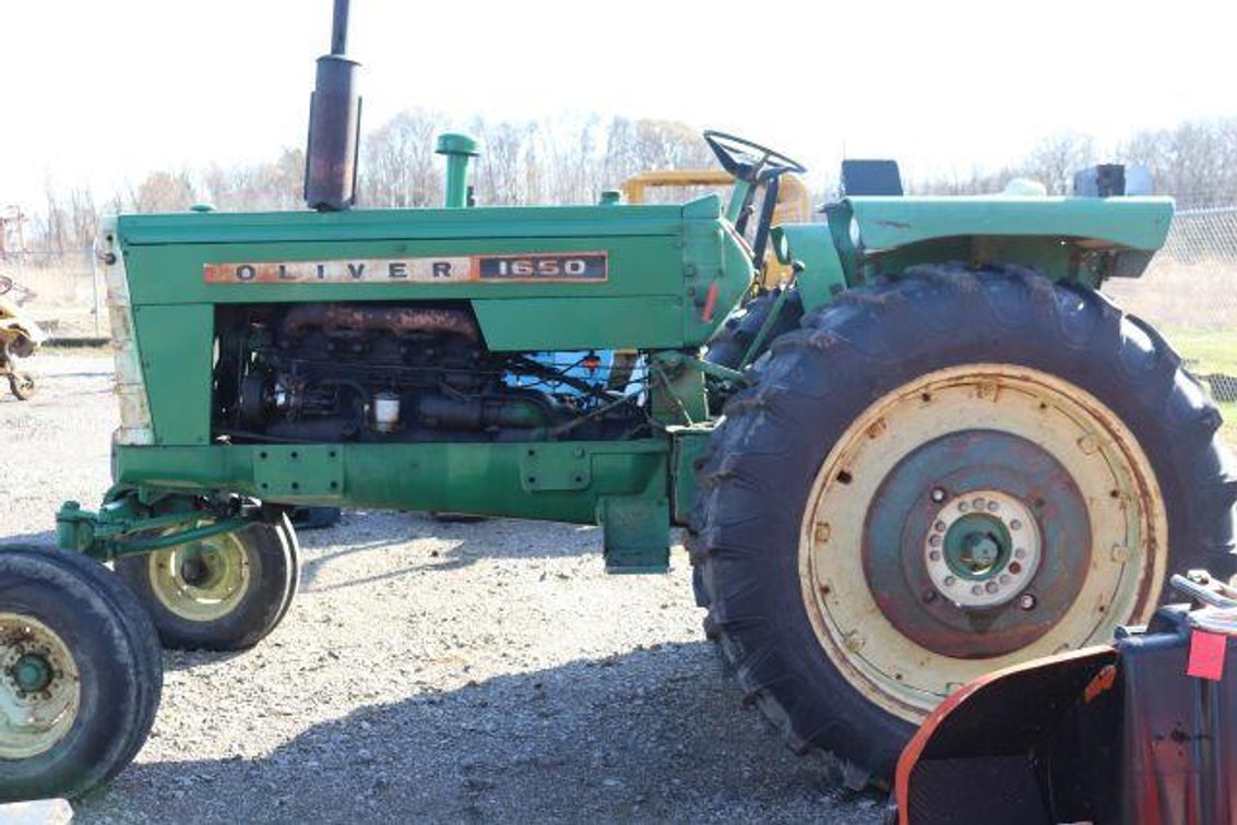 OLIVER 1650 TRACTOR-SHOWS 7788 HRS(26)
