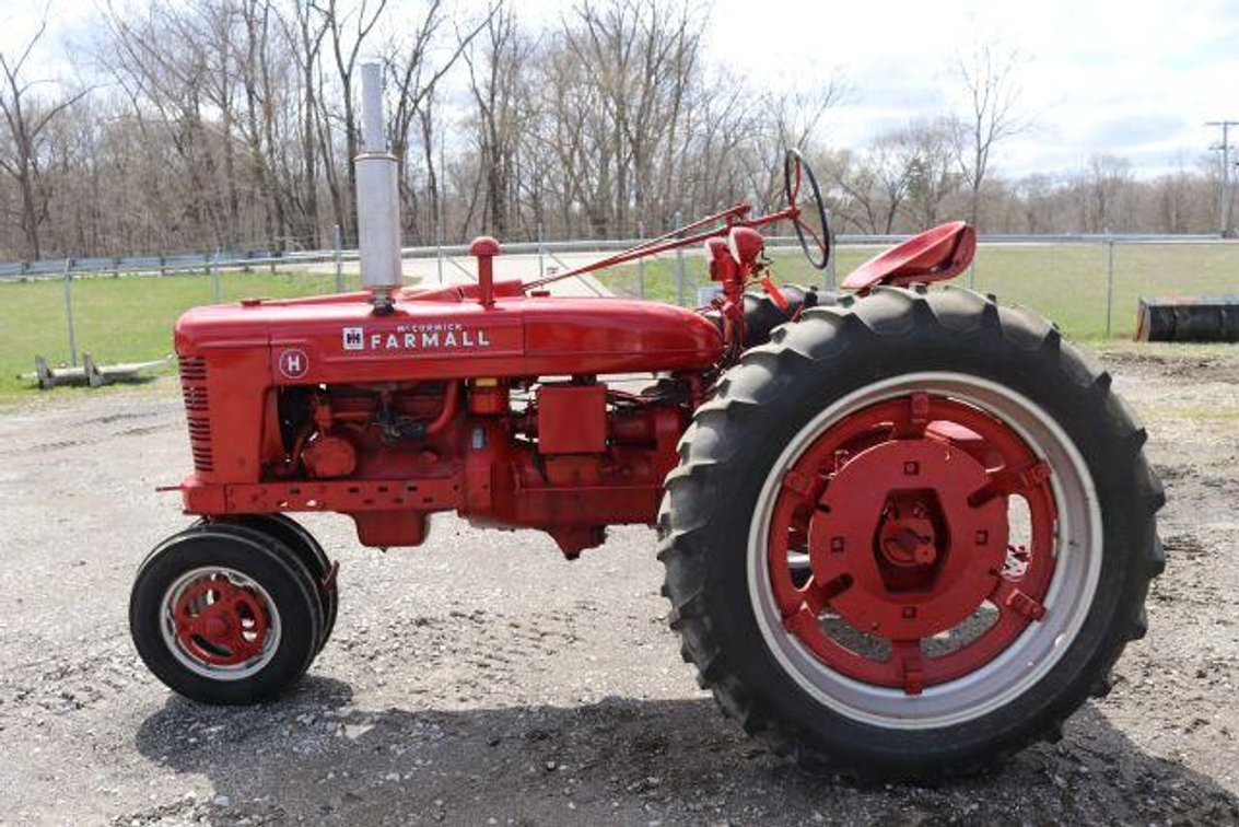 FARMALL H TRACTOR (1)
