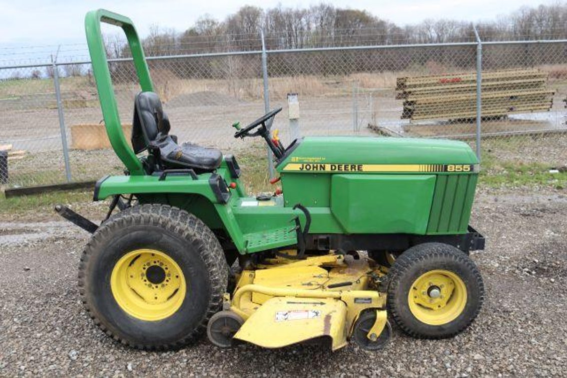 JOHN DEERE 855 COMPACT TRACTOR(73)