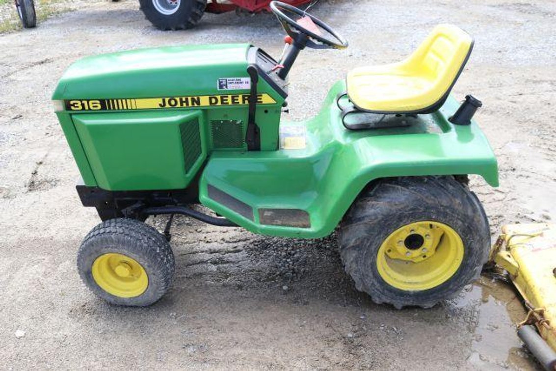 JOHN DEERE 316 RIDING MOWER (65)