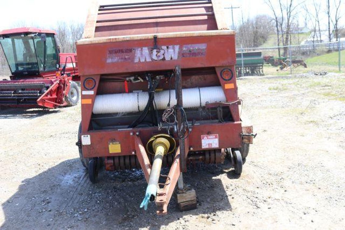 M-W ROUND BALER (67)