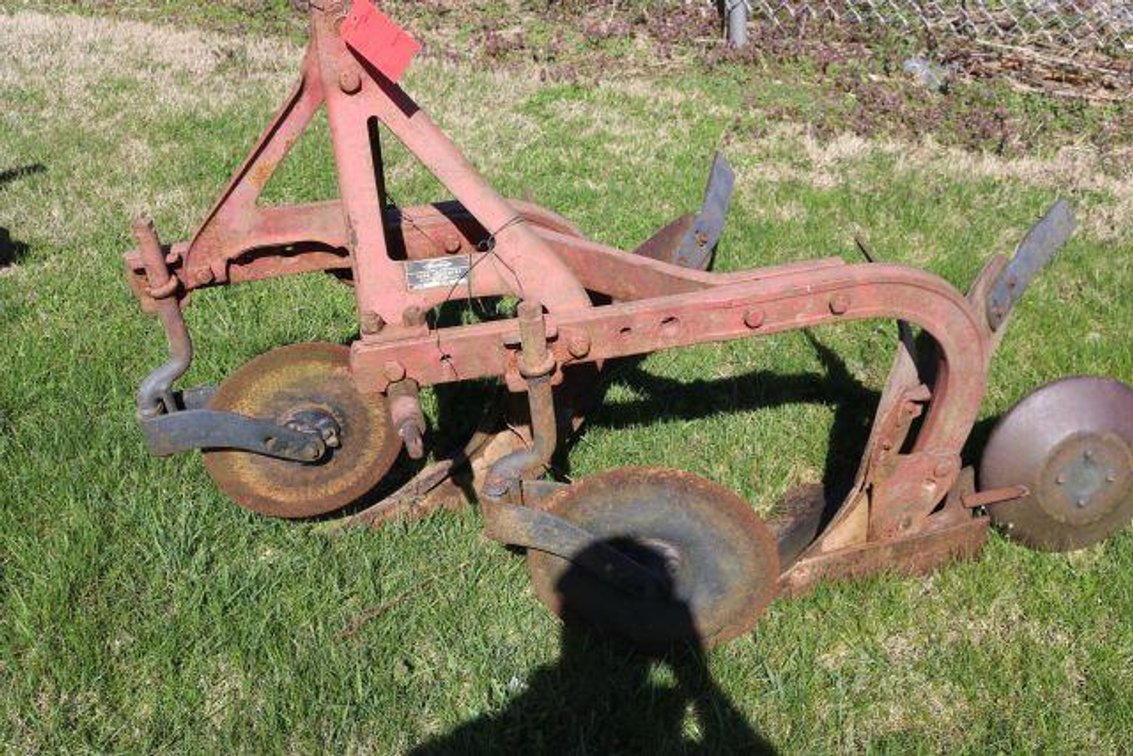 DEARBORN 10-1 2 BOTTOM PLOW (10)