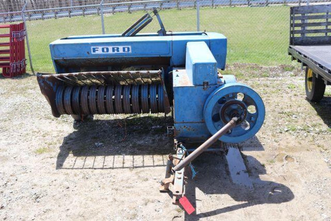 FORD 532 SQAURE BALER (41)