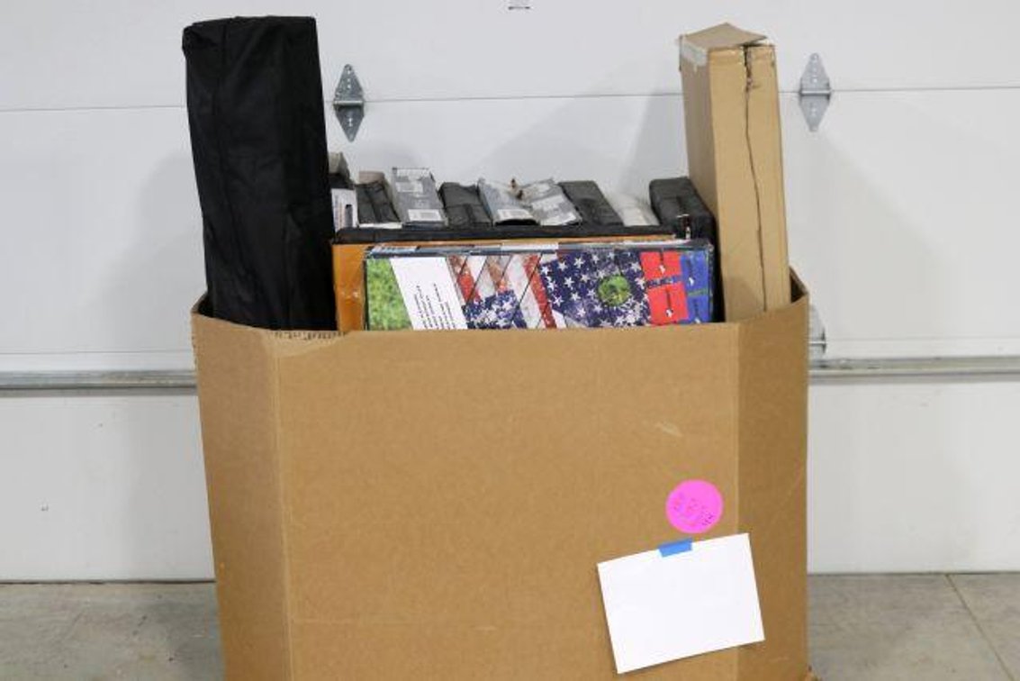 PALLET WITH BAG TOSS GAMES