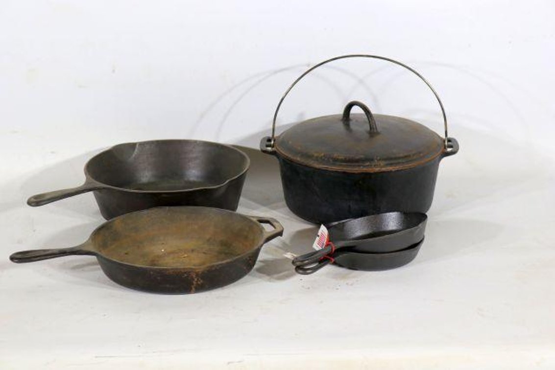 CAST IRON DUTCH OVEN AND PANS 