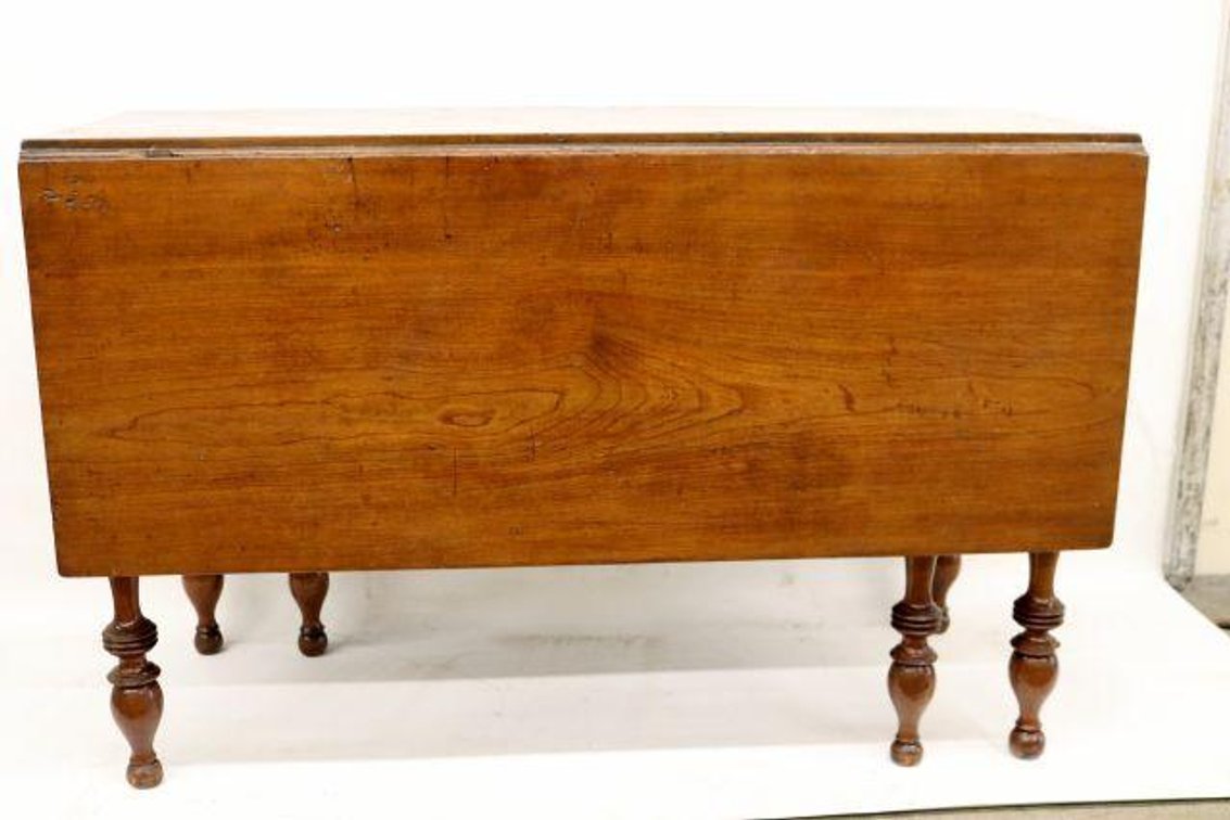FOLDING TABLE 