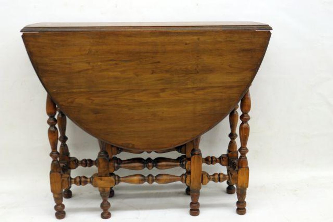 FOLDING TABLE