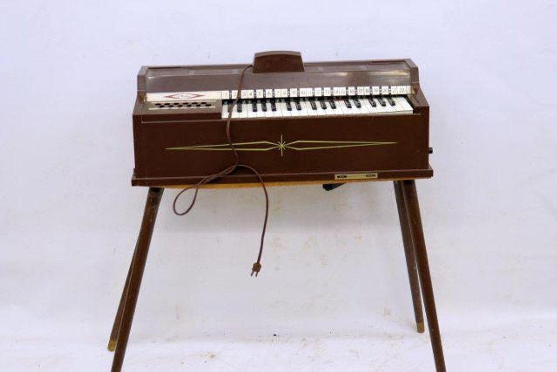 MAGNUS ELETRIC CHORD ORGAN 