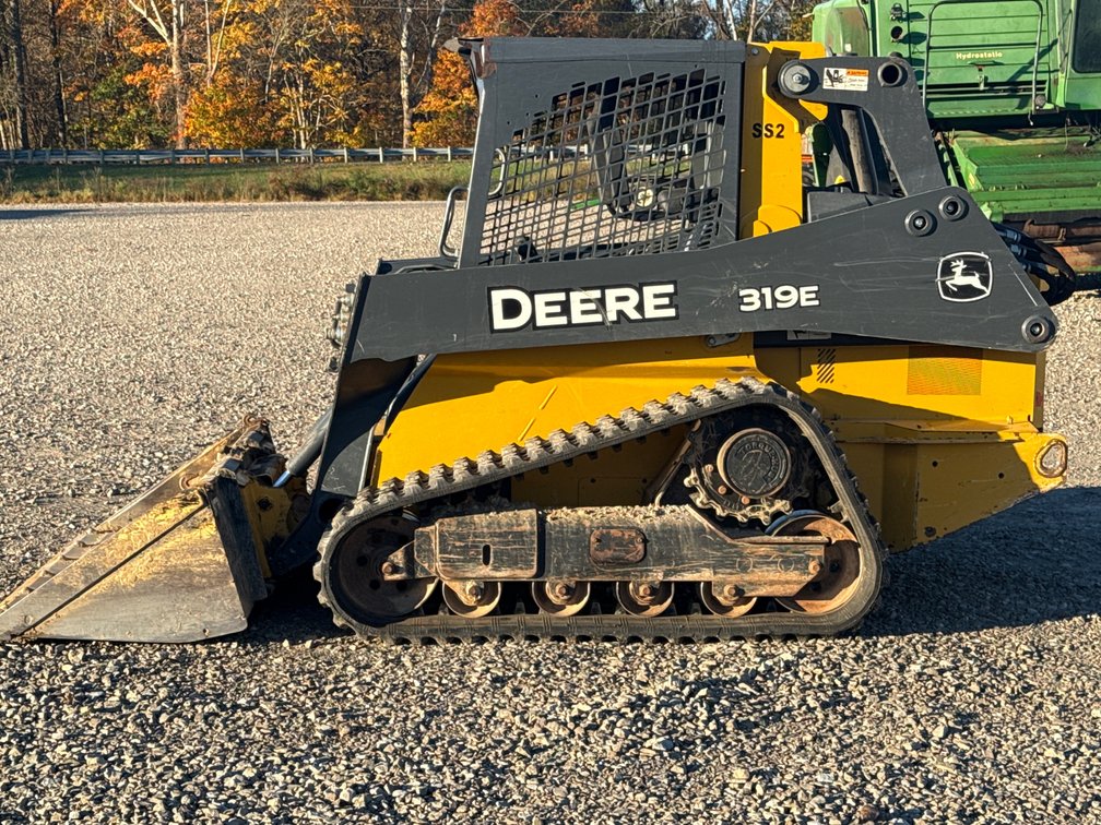 JD 319E SKIDSTEER