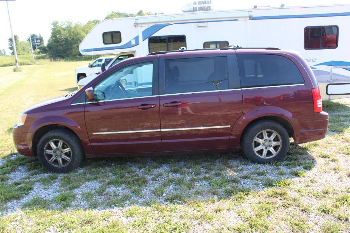 2009 Chrysler Town & Country Van, VIN # 2A8HR54199R525885