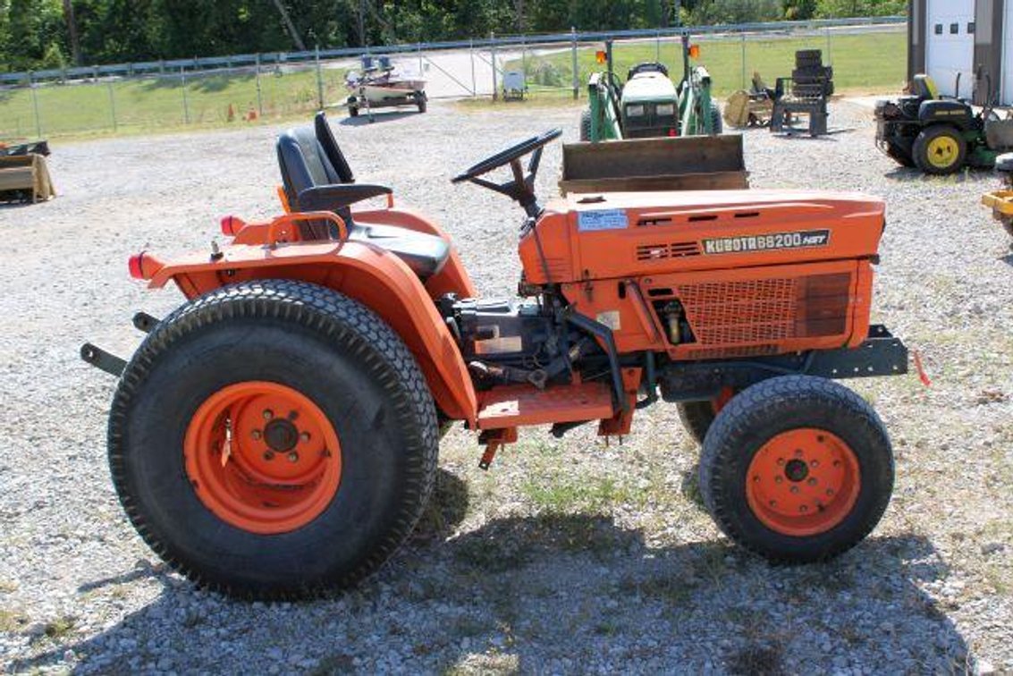 KUBOTA B8200 HST TRACTOR