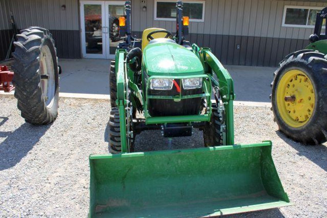 JOHN DEERE 3038E LOADER TRACTOR 