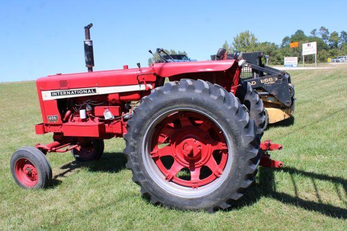 IH 656 TRACTOR 