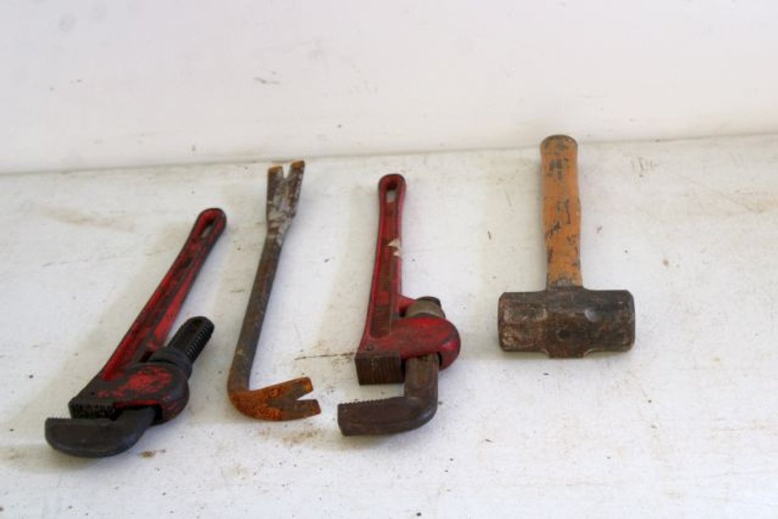 PIPE WRENCHES & HAMMER