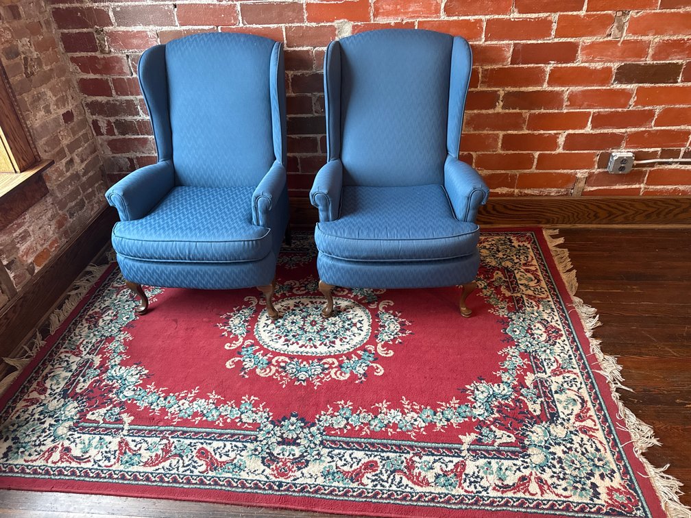 CHAIRS, LAMPS, RUG