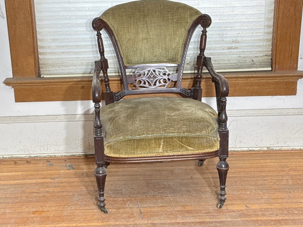 CUSHIONED CHAIR 