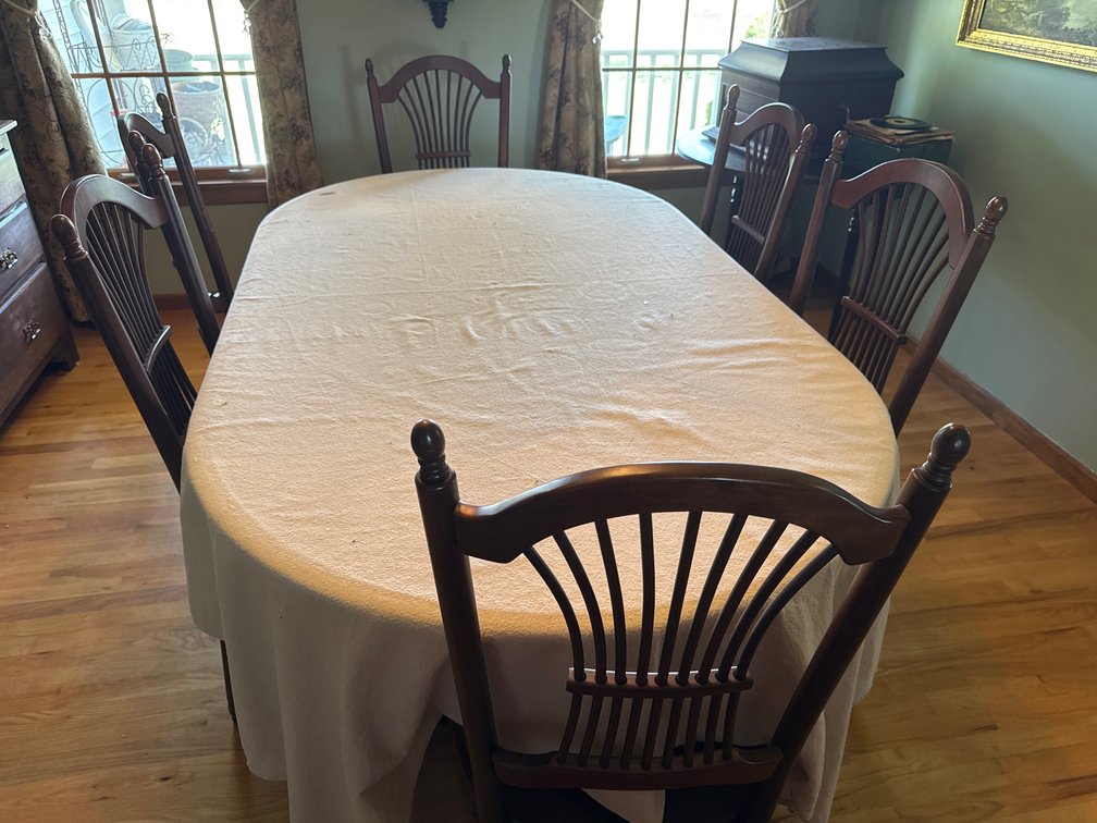 DINING ROOM TABLE/CHAIRS