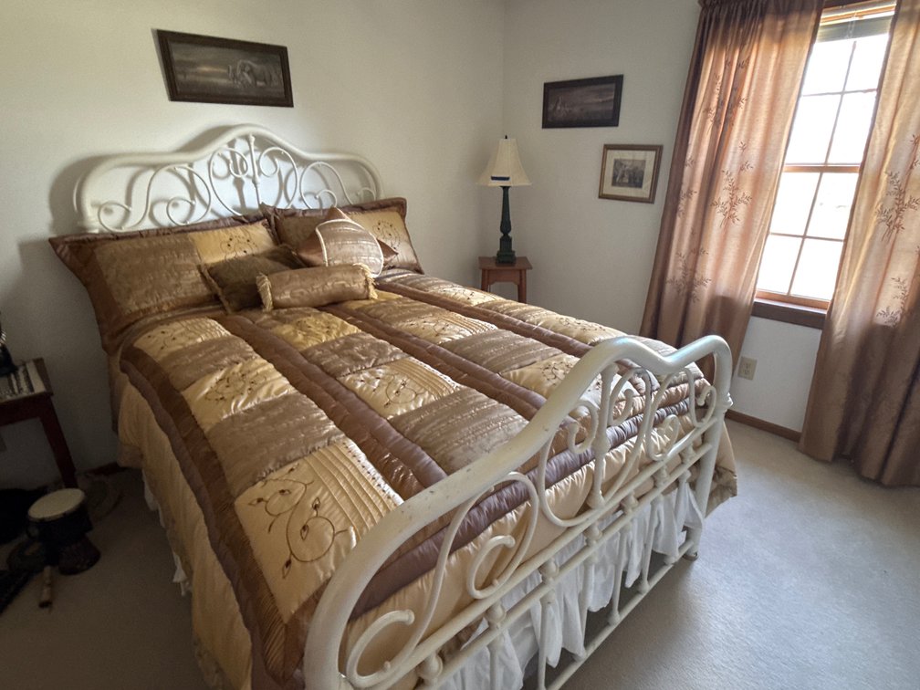 BED, PEDESTAL, DECOR
