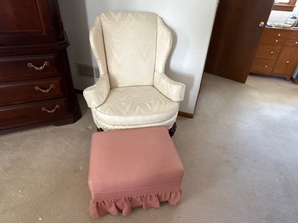 CHAIR W/ OTTOMAN 
