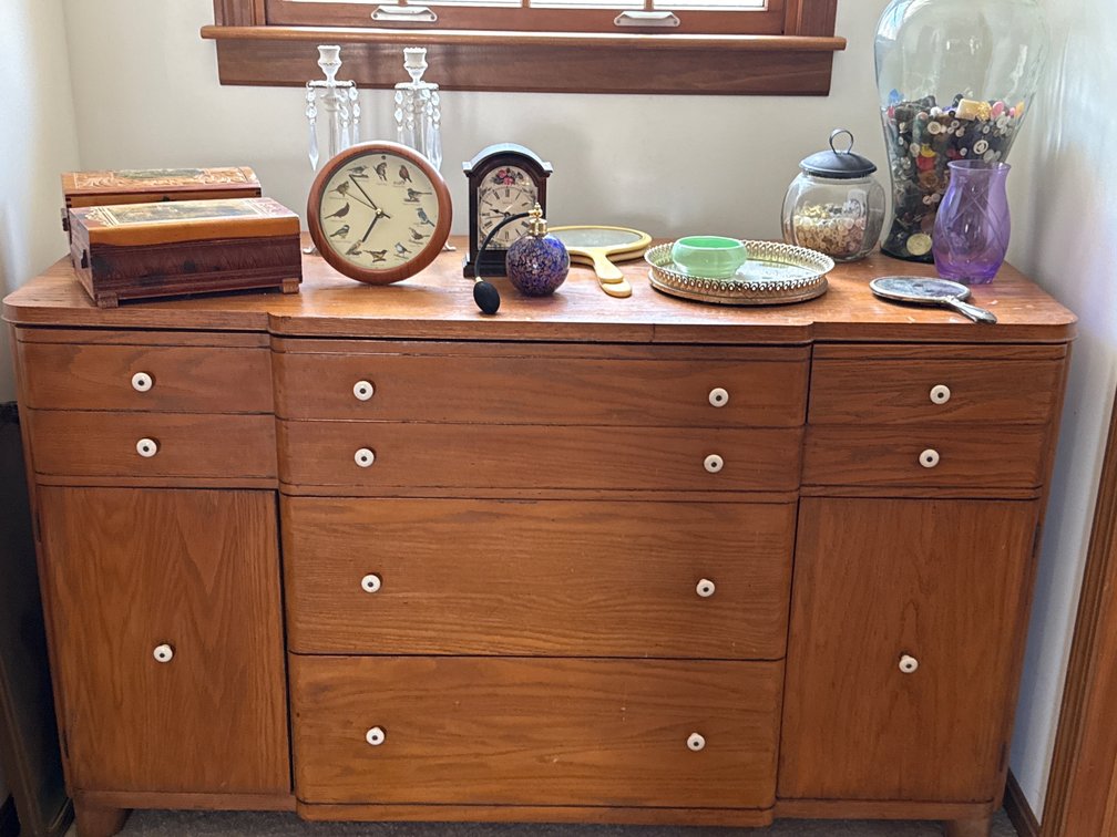 DRESSER & CONTENTS 