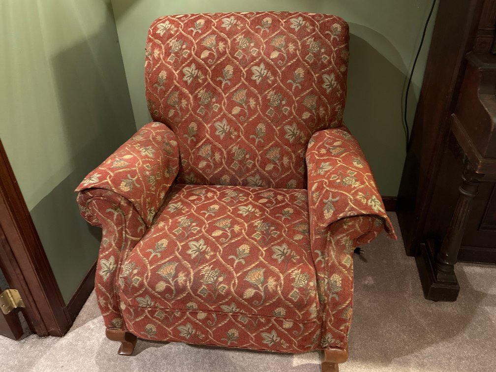CUSHIONED CHAIR 