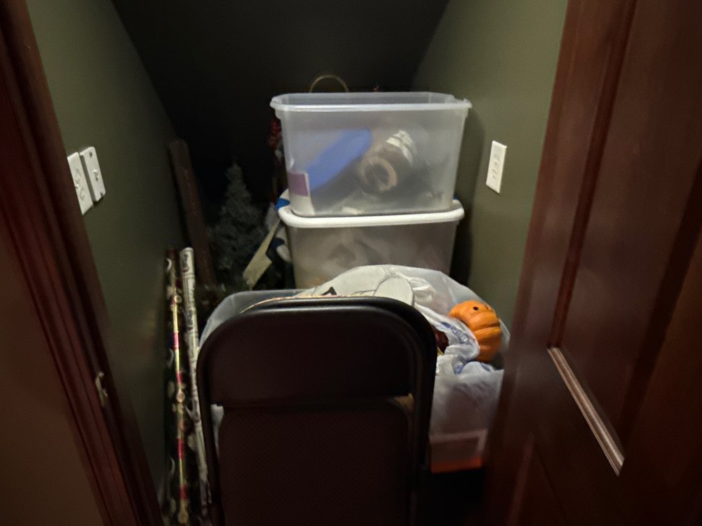 CLOSET CONTENTS 