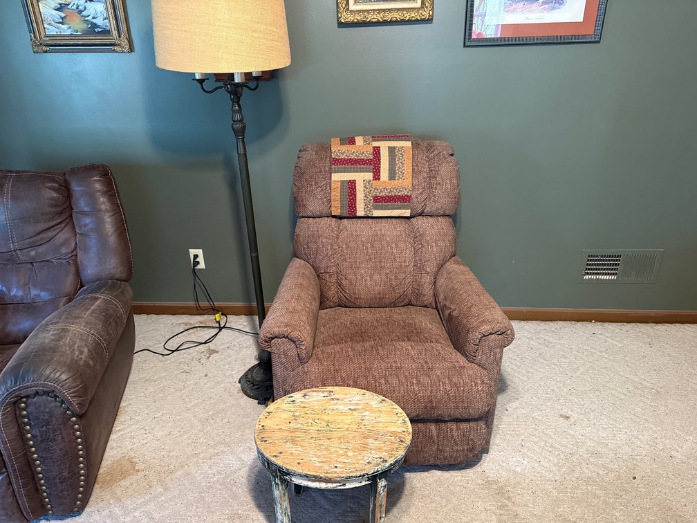 RECLINER, ENTERTAINMENT CENTER 