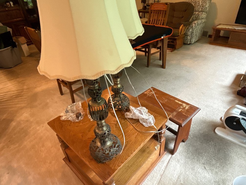 COFFEE TABLE & LAMPS