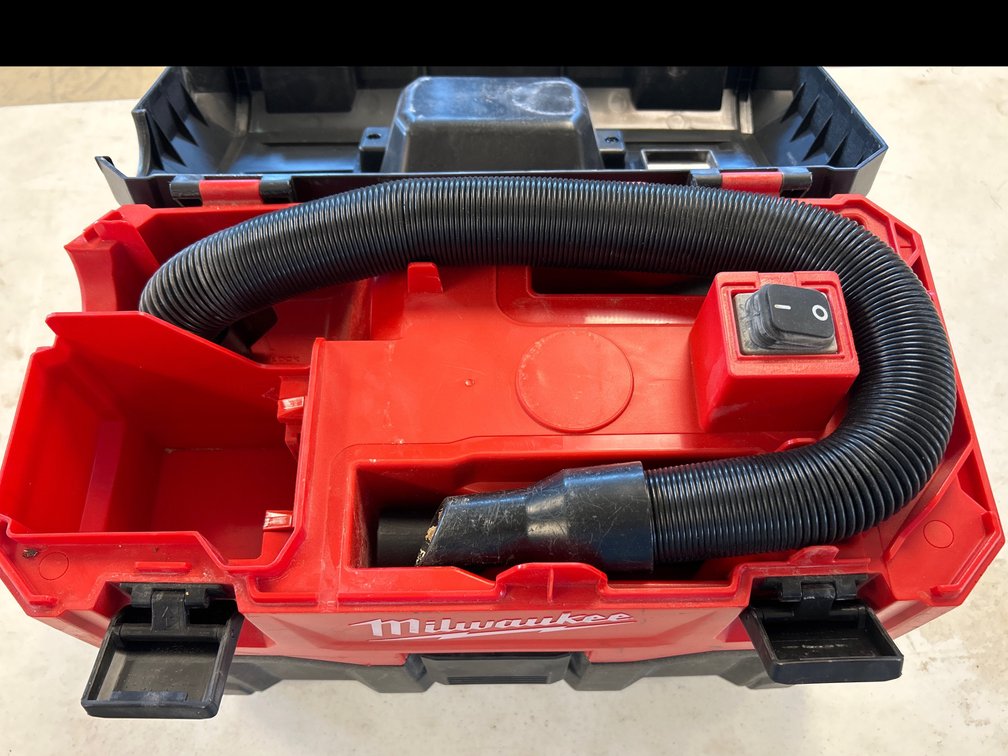 MILWAUKEE WET/DRY VAC