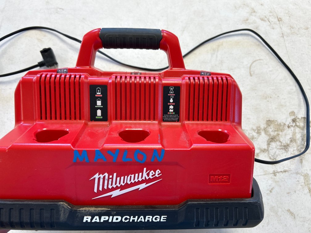 MILWAUKEE RAPID CHARGE STATION 