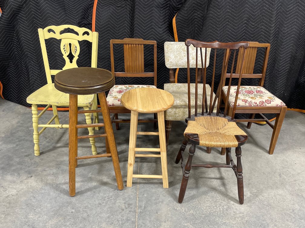 CHAIRS/STOOLS