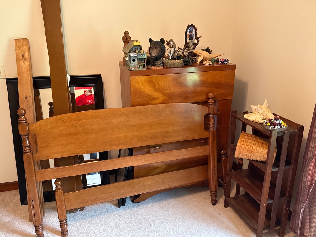 BEDROOM FURNITURE & DECOR