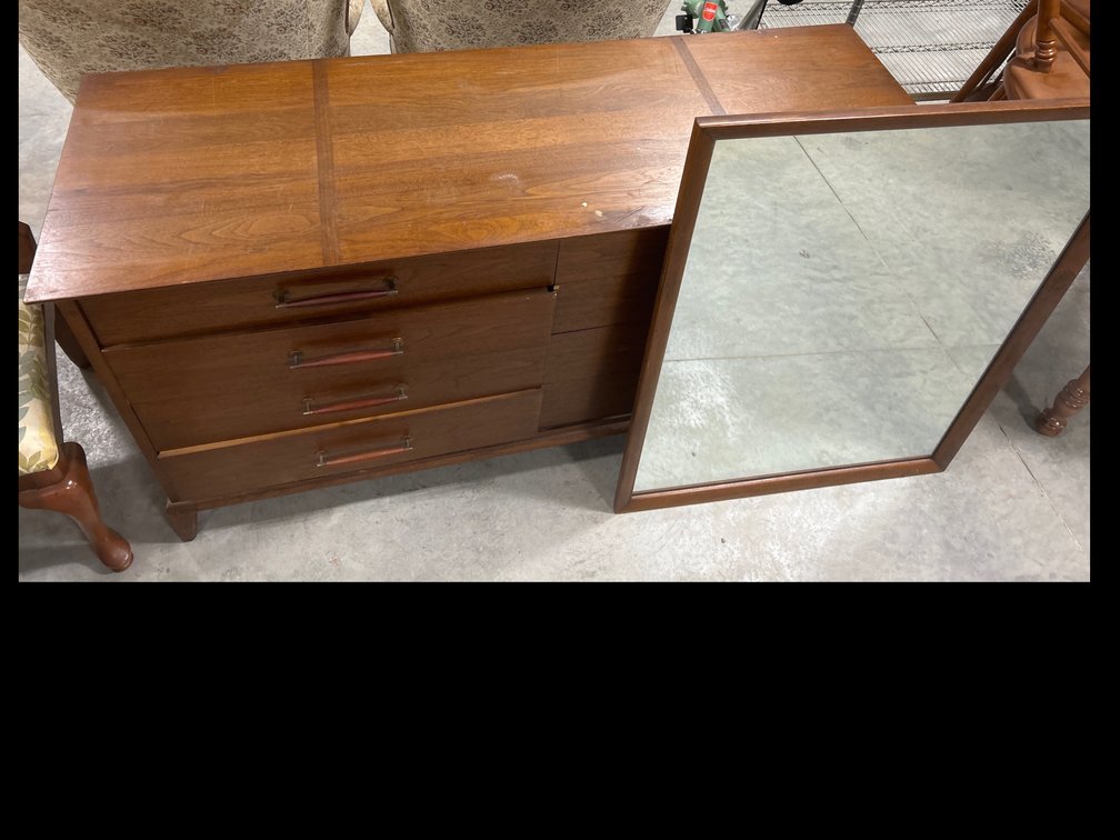 DRESSER