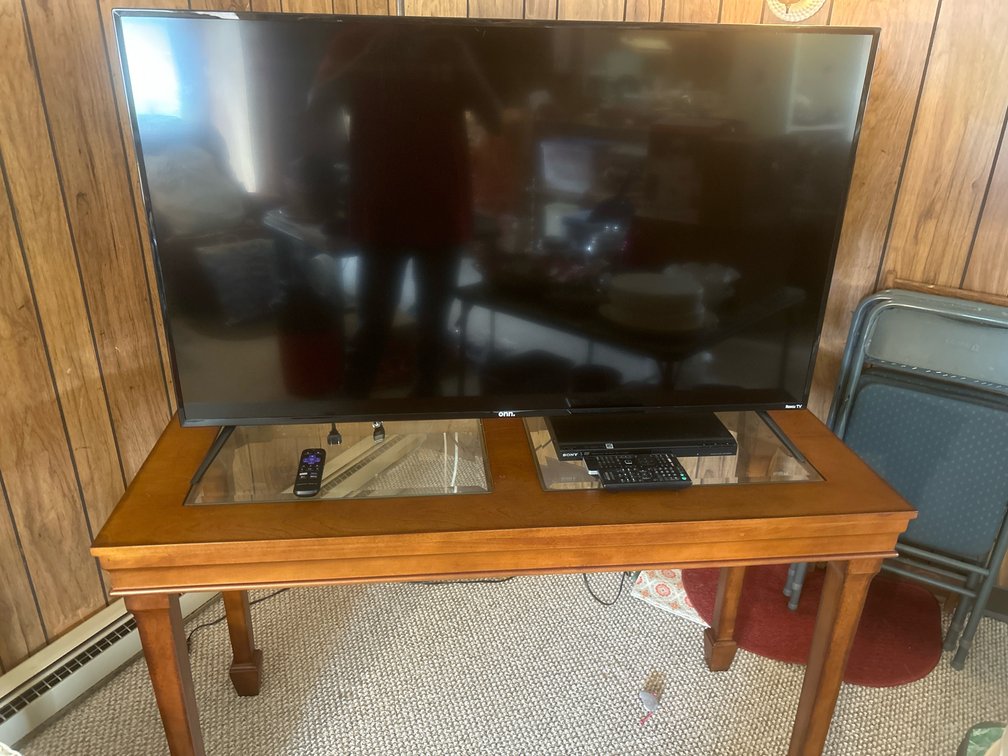 TV W/ ROKU & STAND 