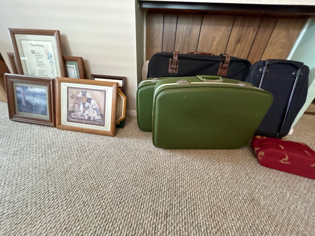 WALL ART & LUGGAGE
