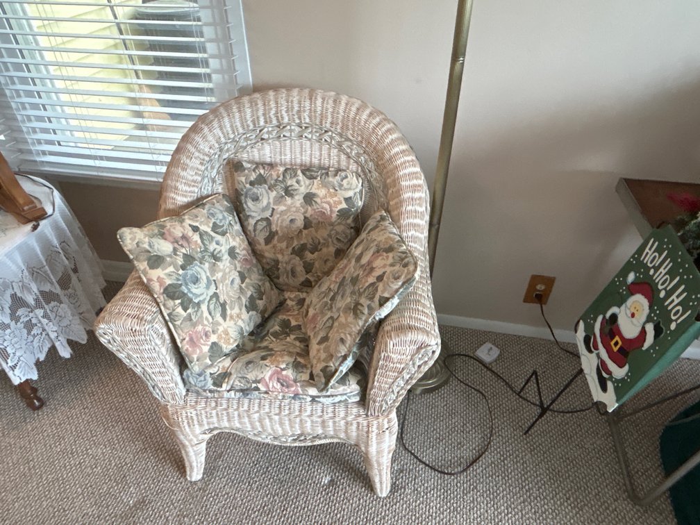 STAINED LAMP & CHAIR