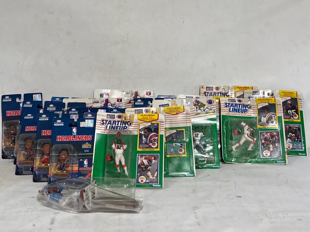 NBA/MLB FIGURINES 