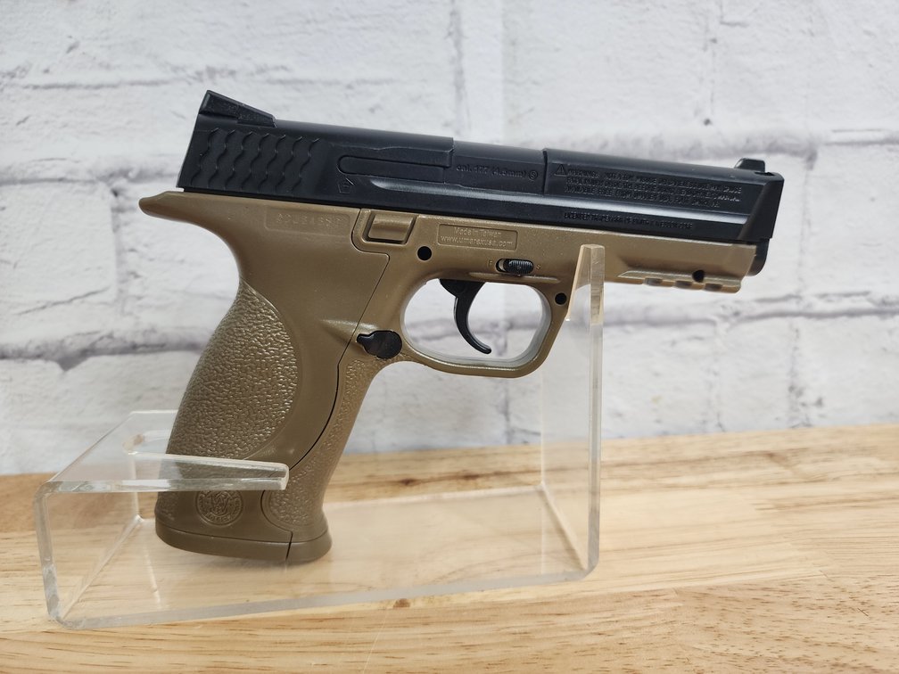 Smith and Wesson M&P 40 BB Pistol Look Alike  - NOT REAL.PISTOL - Co2 Cartridges and BB 's - Fiber Optic Sights  