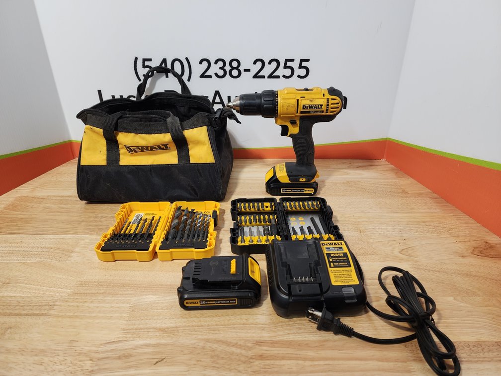 Dewalt 20v Max Cordess Drill W/ Bits - Batteries (2) - Charger and Bag
