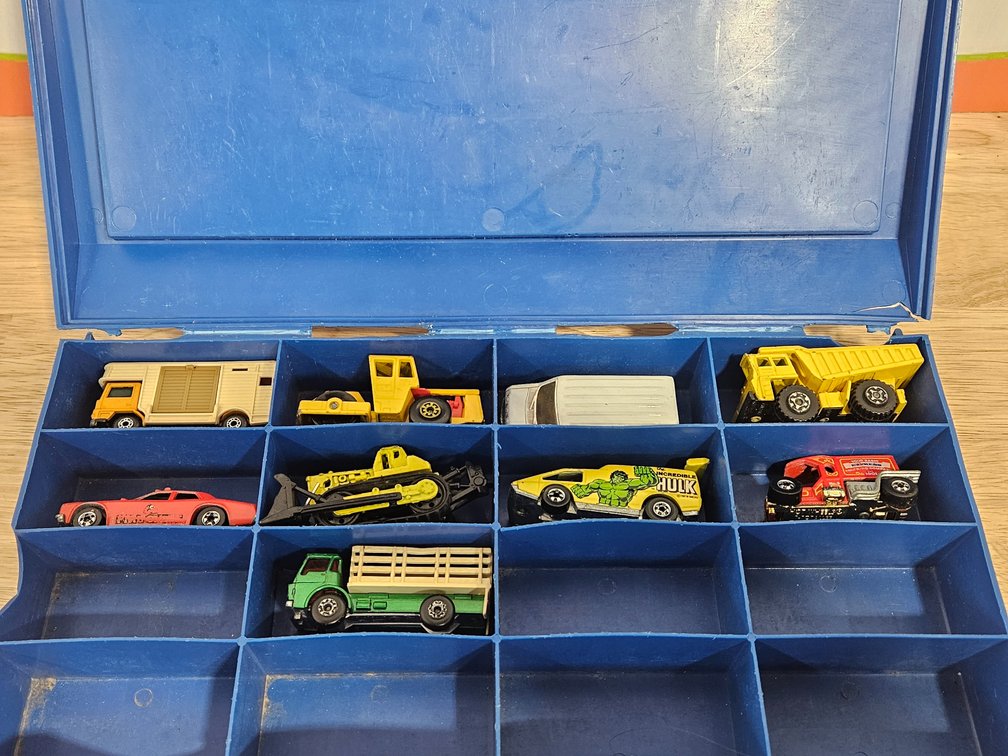 Matchbox Cars W/Plastic Carry Case 