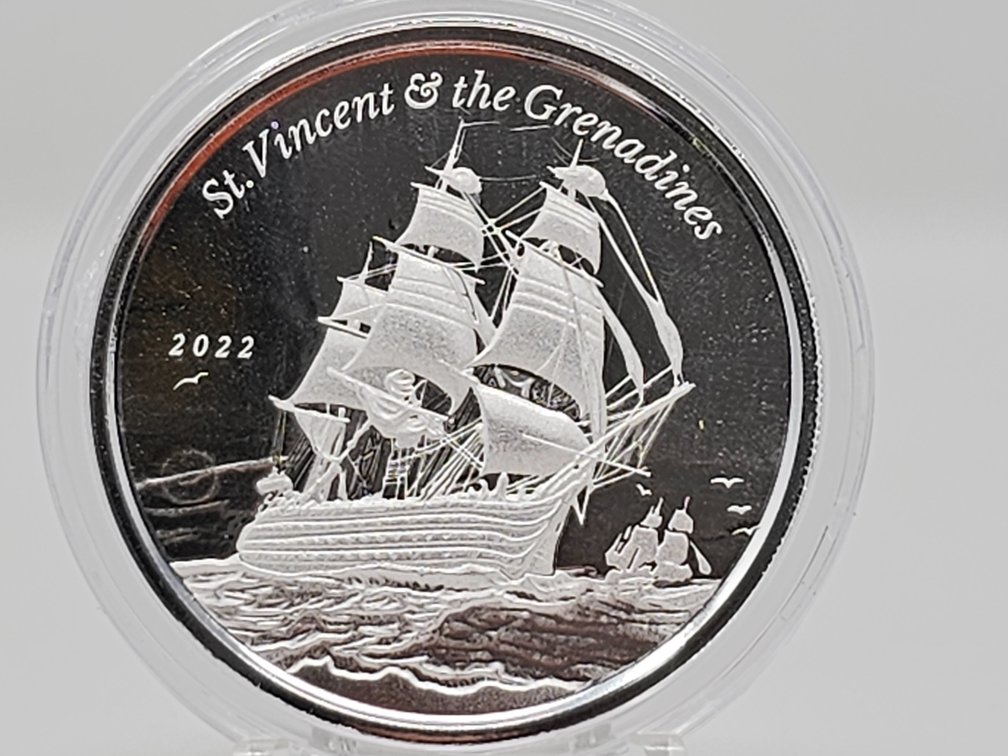 St Vincent & the Grenadines 2022 - Queen Elizabeth II - 1 Oz .999 Silver Round w/ Capsule 