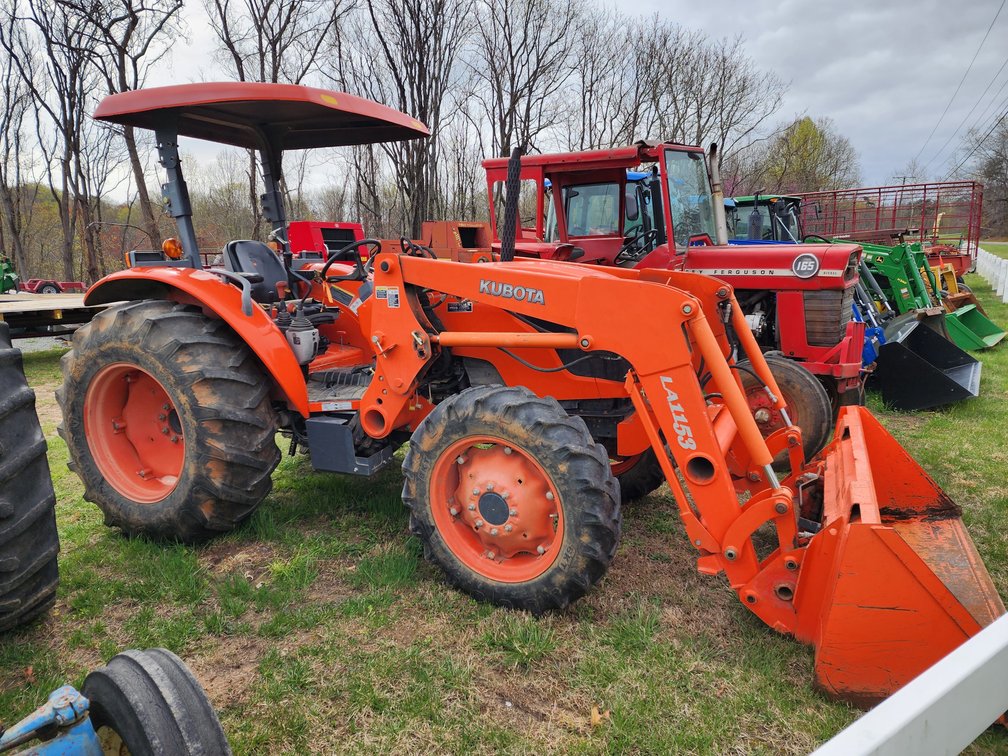 Kubota M6040 Tractor  - Loader  - 4x4 - Rear Remote - ROPS w/Canopy 