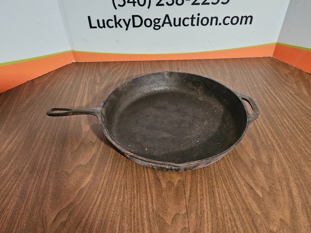 Lodge Cast Iron Skillet 15"
