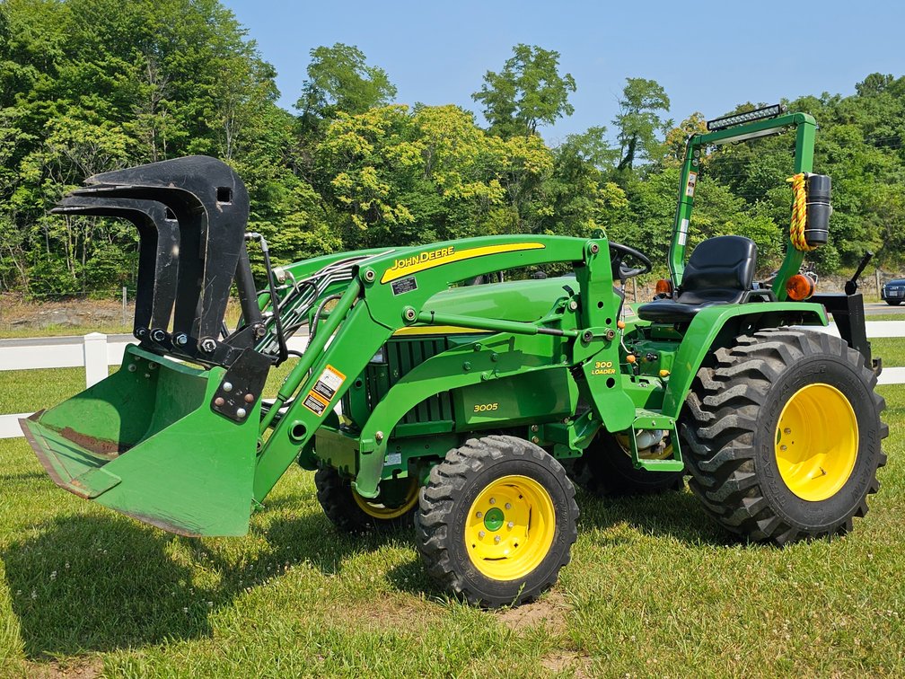 2011 John Deere 3005 4WD Tractor 27.5HP - Serial Number: 1LV3005GLBG410536